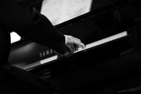 How to Play Classical Music on Piano: And Why Bananas Might Be the Secret to Perfect Finger Placement